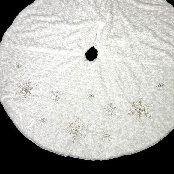 Christmas Tree Skirt 48 inches White Christmas Faux Fur Gold Snowflake Gemstones - Picture 2 of 11